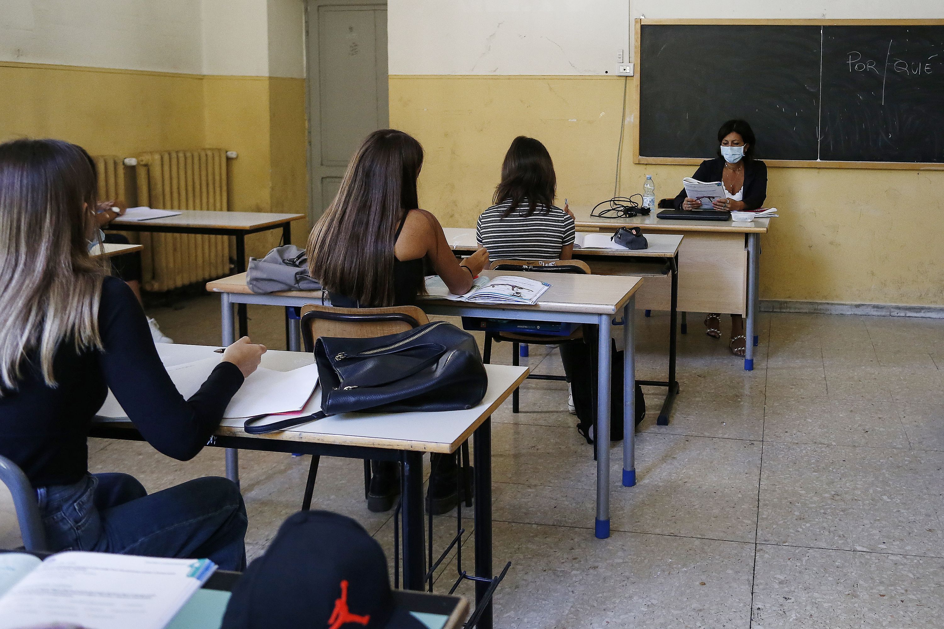 Elevii din Constanţa protestează: Şcoala este nefuncţională, a fost inaugurată de un primar care vrea un nou mandat