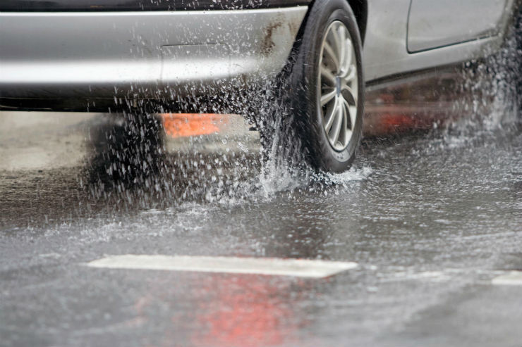 Ploaie torenţială şi vizibilitate redusă pe autostrăzile A1 şi A10