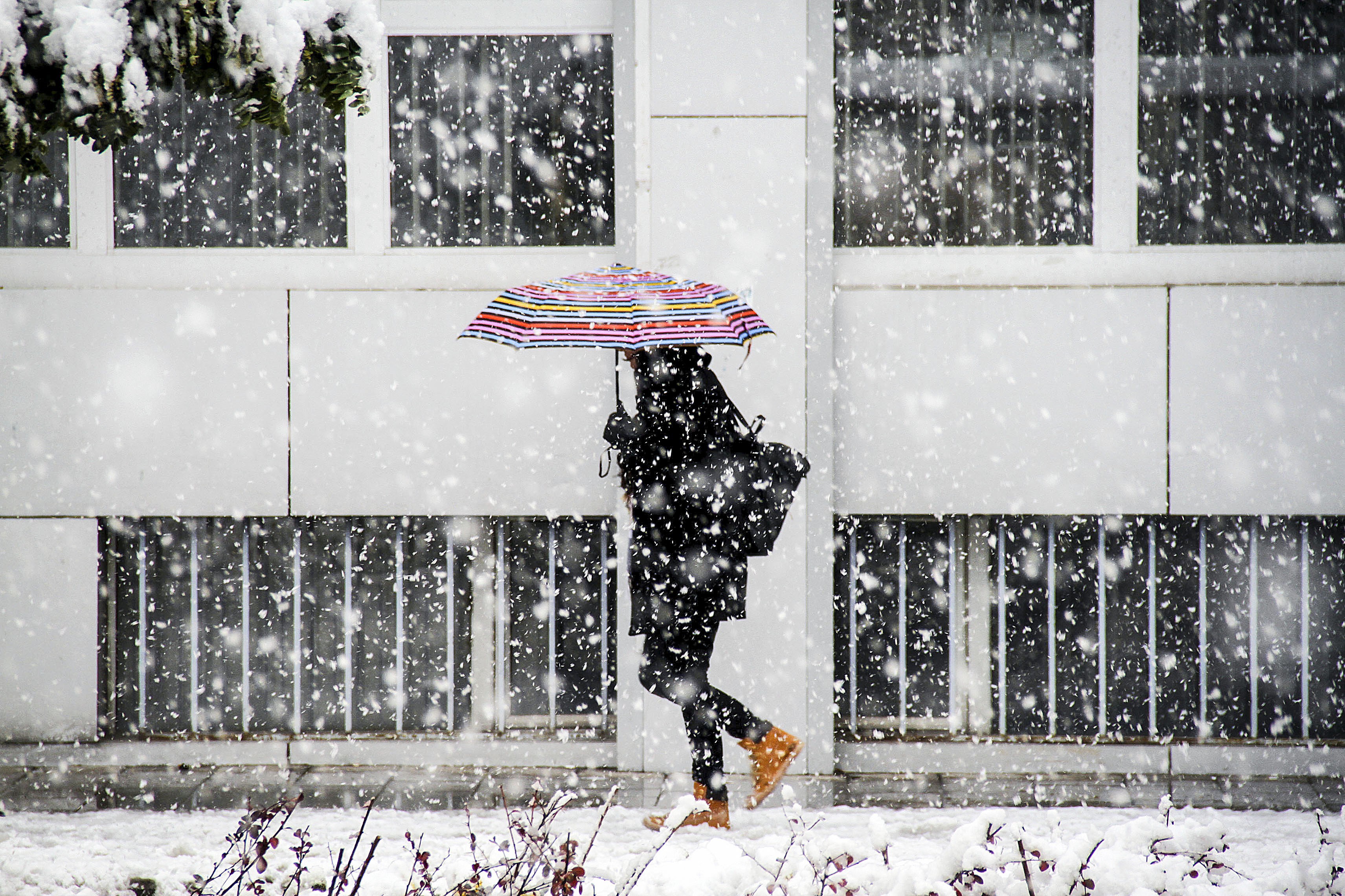 Sărbătorile vin cu zăpadă: Ninge abundent în centrul ţării. Meteorologii au emis un Cod portocaliu de ninsori şi viscol valabil până luni