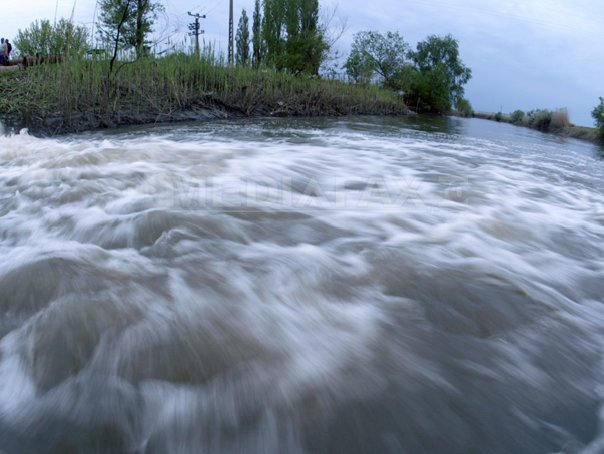 Meteorologii avertizează: Cod galben de inundaţii pe râuri din nouă judeţe până vineri dimineaţa
