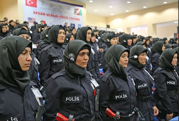 Turcia a aprobat purtarea vălului islamic de către poliţiste