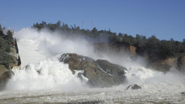 Cel puţin 188.000 de persoane, evacuate în California din cauza unei probleme la un baraj