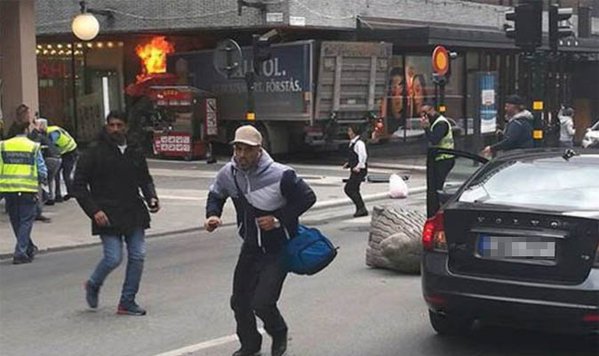 Bagaj cu material explozibil nedetonat, descoperit în camionul folosit în atacul din Stockholm