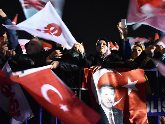 Cel puţin 49 de persoane, reţinute în Turcia în timpul protestelor faţă de referendum