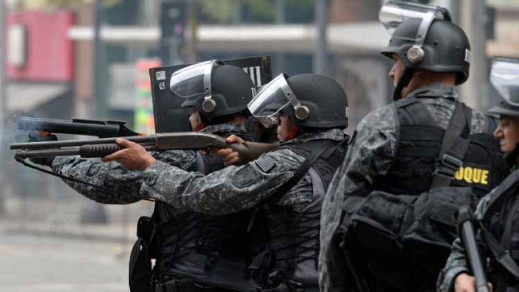 Ciocniri violente între protestatari şi poliţie, în cadrul unei greve generale în Brazilia