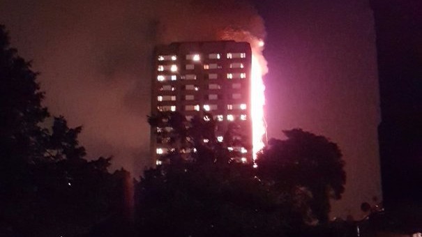 Incendiu masiv în Londra: Cel puţin 30 de răniţi, după ce o clădire de 27 de etaje a luat foc