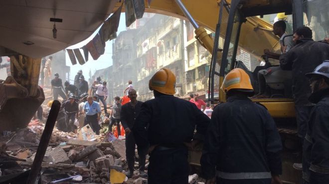 O clădire s-a prăbuşit în Mumbai, iar cel puţin 40 de persoane sunt prinse sub dărâmături