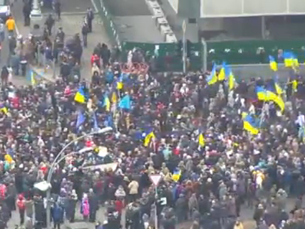 Ciocniri violente între mai mulţi demonstranţi şi poliţie, în cadrul unui protest în Kiev