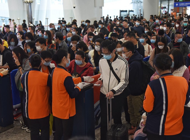 Panică la nivel mondial. Încă un oraş din China a fost închis pentru a împiedica răspândirea coronavirusului. În total, 16 oraşe au fost închise, 62,8 milioane de oameni fiind ”în carantină”. Bilanţul până la această oră este de 56 de morţi şi peste 2.000 de persoane infectate 