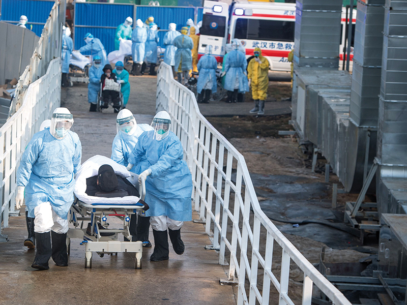 Angajaţii spitalelor din Wuhan şi-au dat jos măştile după ce ultimul spital temporar a fost închis
