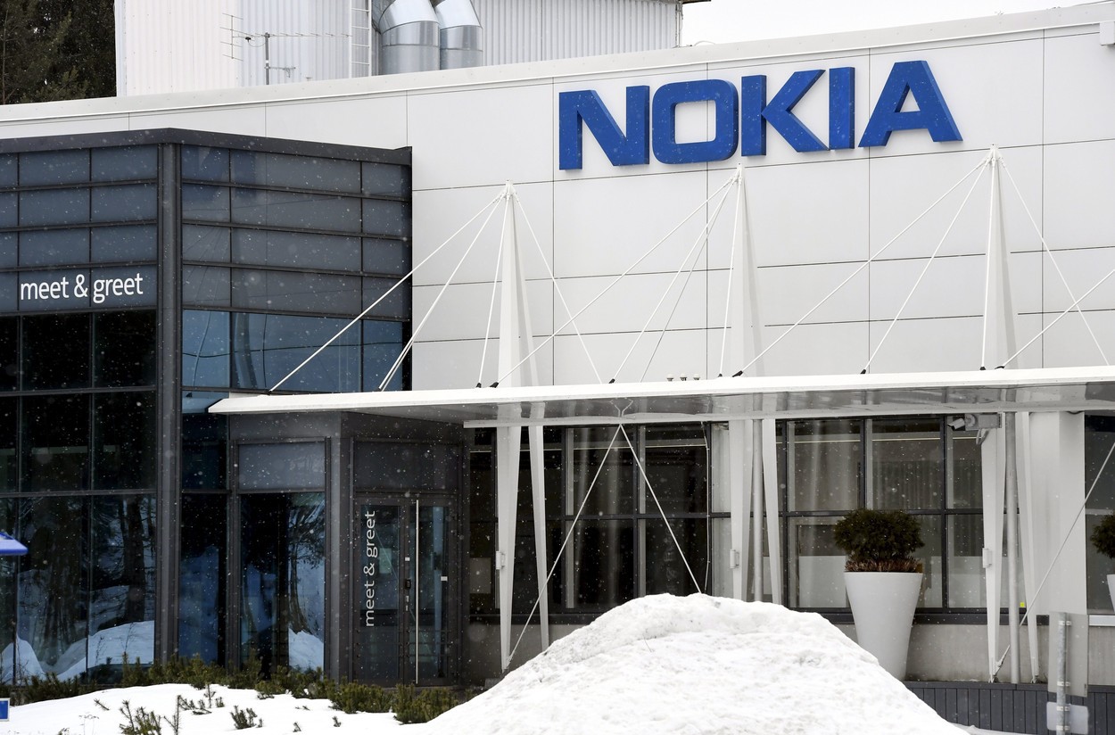 Nokia va desfiinţa până la 14.000 de locuri de muncă din cauza reducerii cererii din SUA. Acţiunile companiei au scăzut cu 5% 