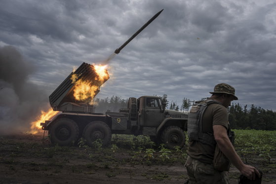 Şeful Armatei ucrainene şi ministrul Apărării, vizită în apropierea liniei de front