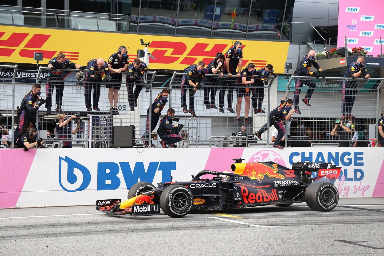 Triplu campion de Formula 1: Max Verstappen a câştigat Marele Premiu al Statelor Unite, urmat de Hamilton, la podiumul 197