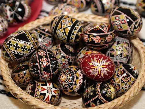 Turiştii din Maramureş vopsesc ouă; sunt aşteptaţi cu carne de miel, sarmale şi horincă, de Paşti