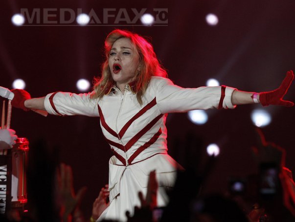 Madonna, în lacrimi pe scenă, după ce a căzut de pe un scaun