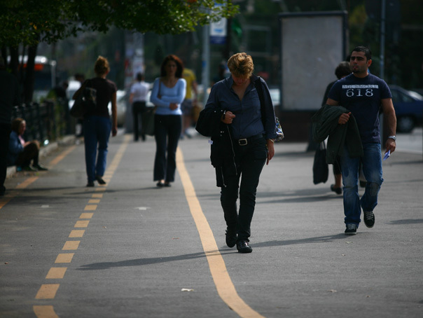 Bucureştenii din cartierul Drumul Taberei din Bucureşti au transformat trotuarele în parc