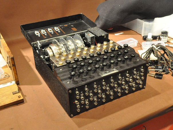 O maşină de codificare Enigma, vândută la licitaţie cu preţul record de 365.000 de dolari