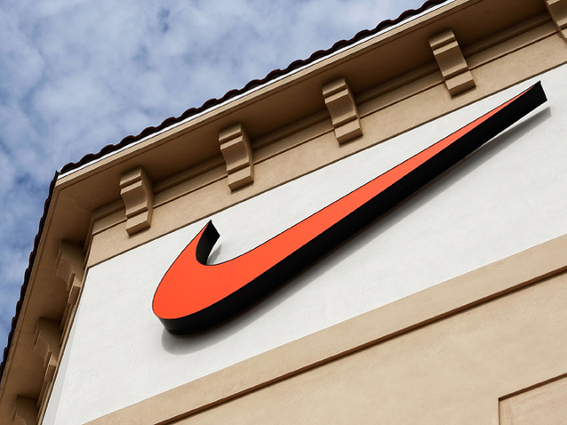 Nike a realizat o invenţie mult aşteptată: Pantofii care îşi leagă şireturile automat