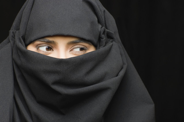 Poliţiştii francezi obligă femeile să renunţe la costumul burkini pe plajele din Nisa