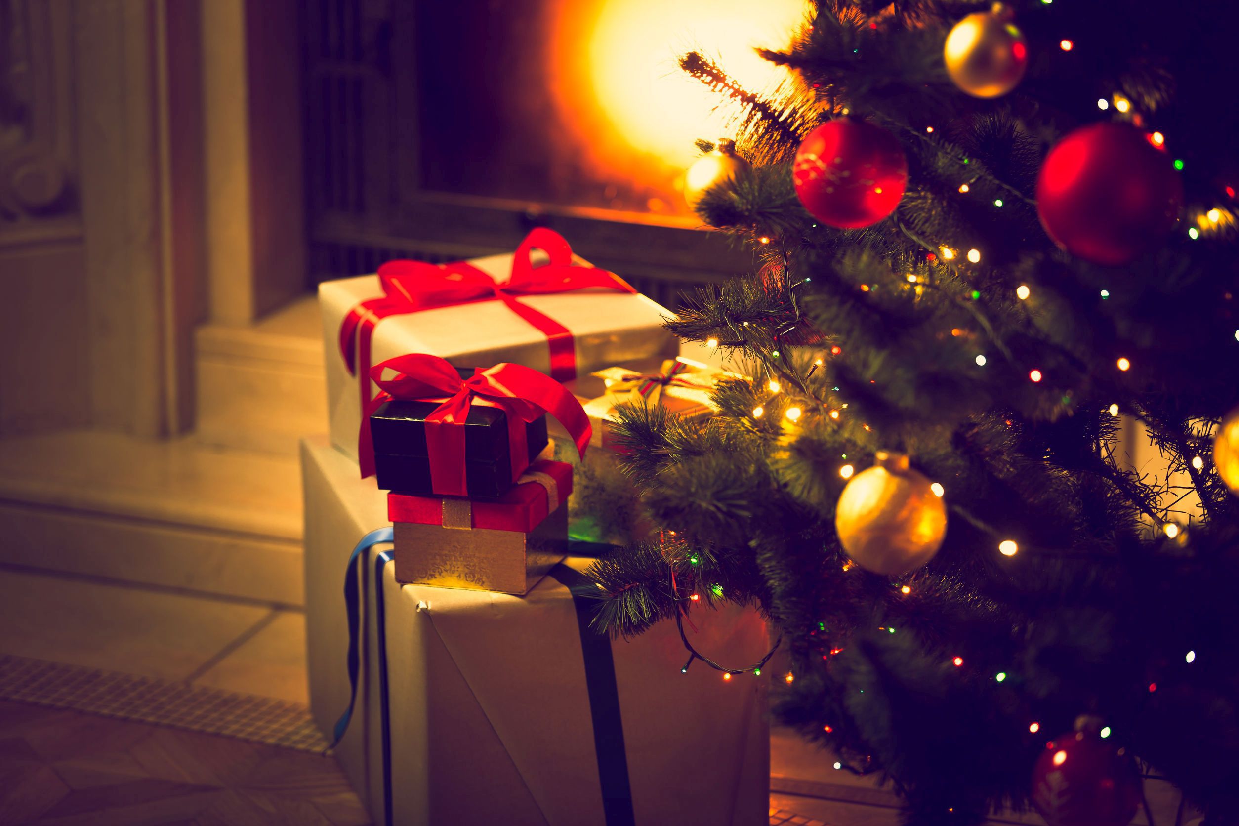 Bugetul face diferenţa la cadourile de Crăciun: Vacanţe în străinătate pentru elevii de la oraş, haine pentru cei de la ţară