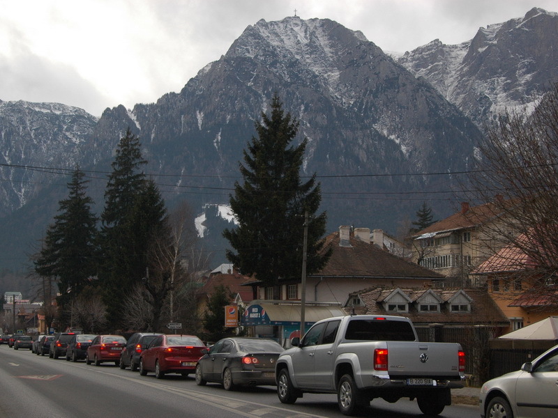 Turiştii care au „evadat” din Bucureşti la munte au găsit aglomeraţie ca-n Capitală