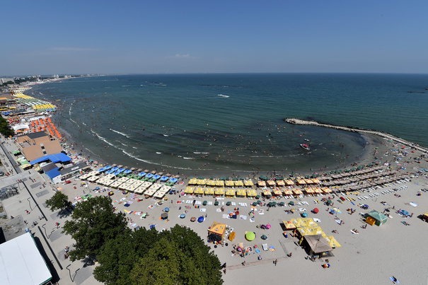 Sezonul estival se pregăteşte să apună: Vacanţele pe litoralul românesc se ieftinesc cu 20% din 23 august şi cu 40-50% după 1 septembrie