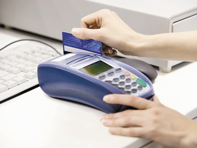 BRCI începe să emită carduri de debit cu opţiune multivalută, în lei şi euro