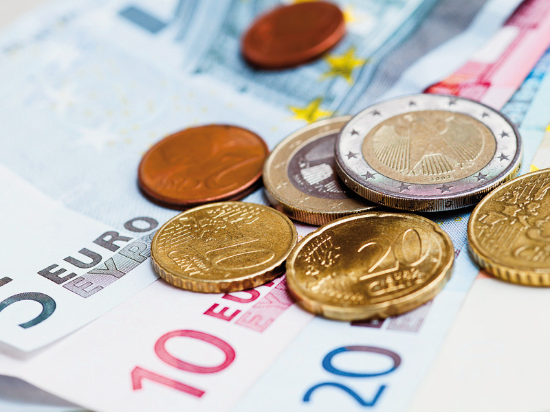 Euro a trecut peste 4,45 lei, iar dolarul forţează depăşirea pragului de 4 lei