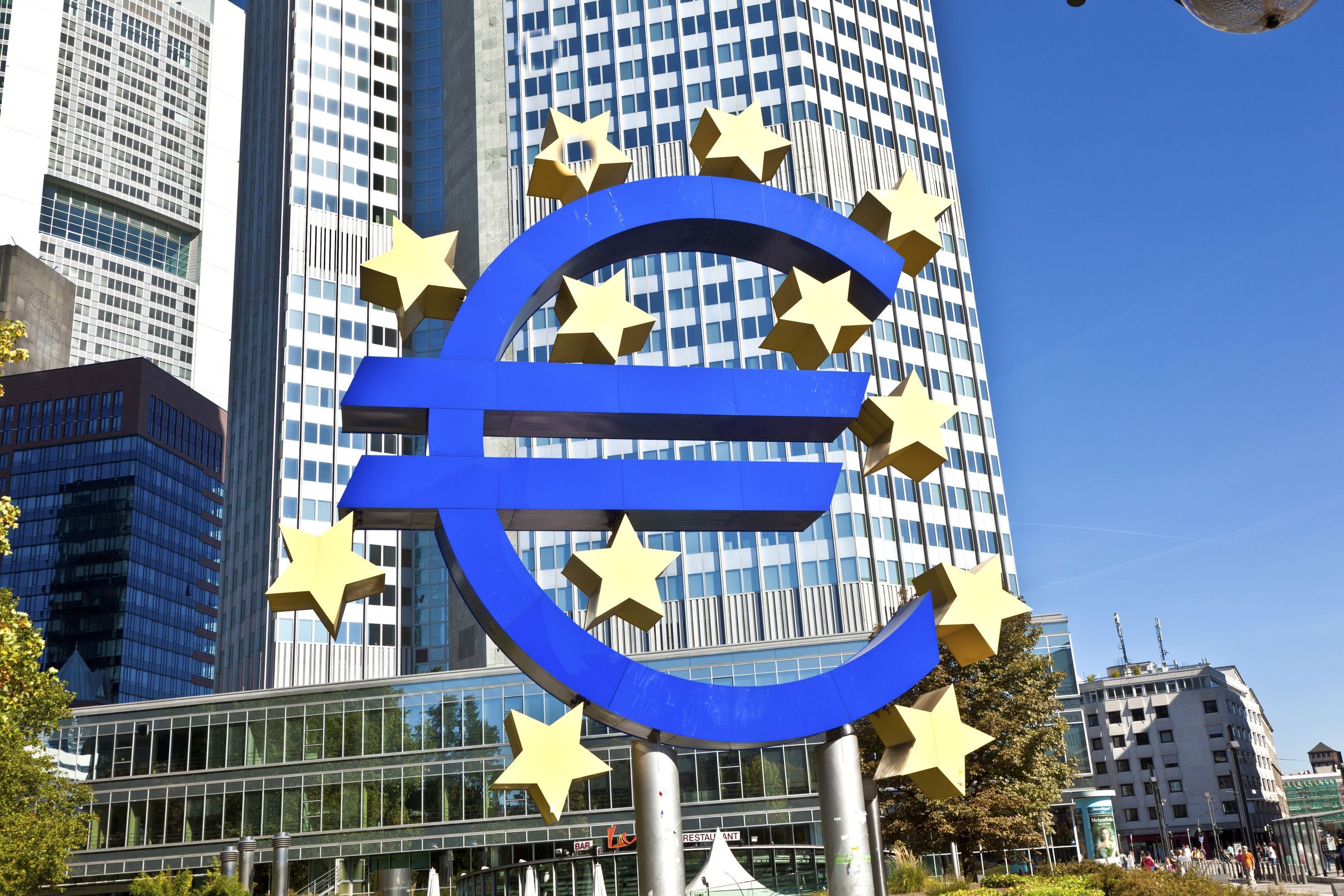 BCE: Europenii păstrează lichidităţi de peste 1.000 miliarde euro, în contextul temerilor economice