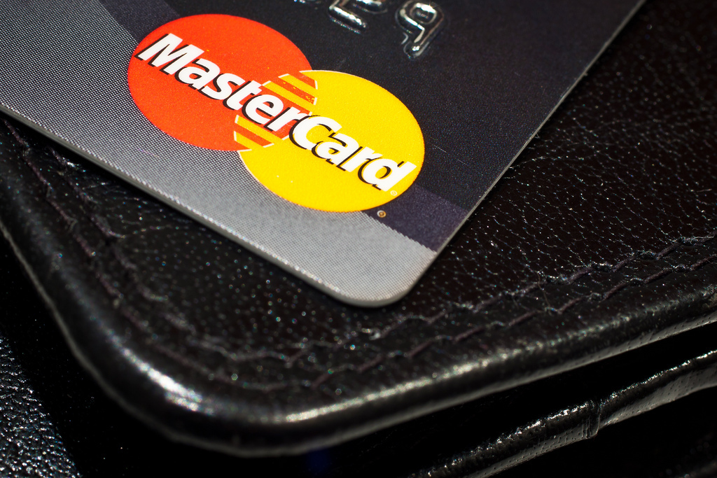 Numărul plăţilor contactless cu carduri MasterCard şi Maestro a crescut anul trecut de peste 7 ori