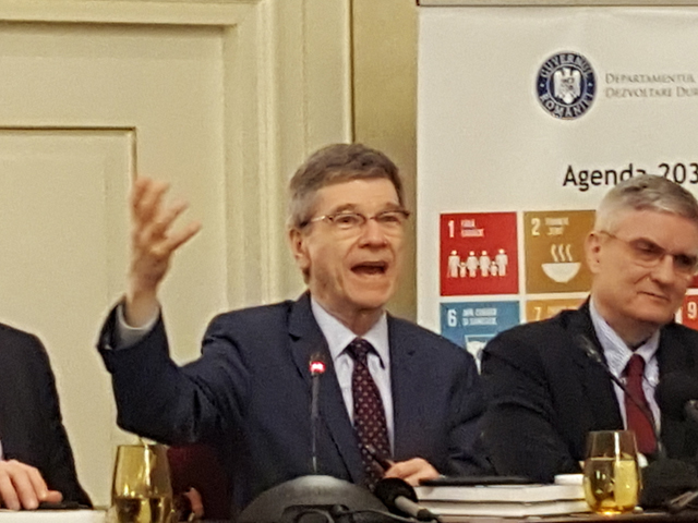 Profesorul american de economie Jeffrey Sachs, la Bucureşti: „Am fost naiv în anii ‘90 să cred doar în puterea pieţelor de a rezolva totul”. „În Statele Unite suntem în situaţia de a avea creştere economică, dar nu şi creştere de bunăstare generală a populaţiei.”
