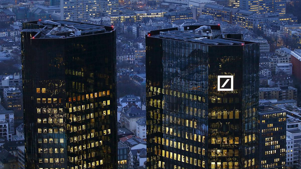 Deustche Bank, cea mai mare bancă din Germania, încearcă să nu se înece: Pe ultima sută de metri, vrea să creeze o ”bancă proastă” care să preia din bilanţ active toxice în valoare de 50 de miliarde de euro 