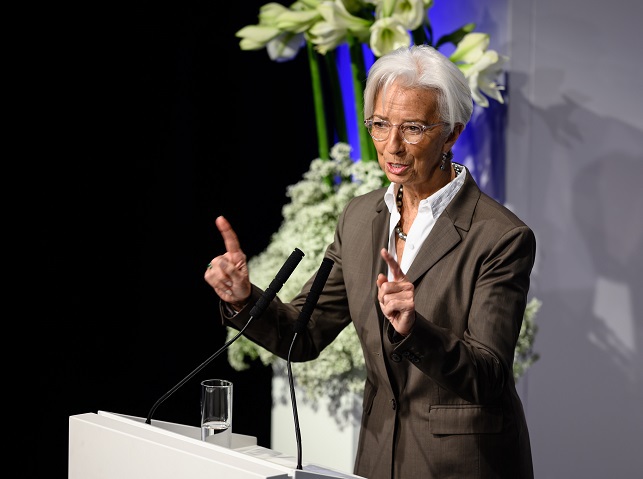 Bombardată cu semnale mixte din economia mondială, noul preşedinte al BCE Christine Lagarde îmbrăţişează prudenţa, menţine dobânzile pentru zona euro la minimele record şi le cere politicienilor s-o ajute să relanseze creşterea economică