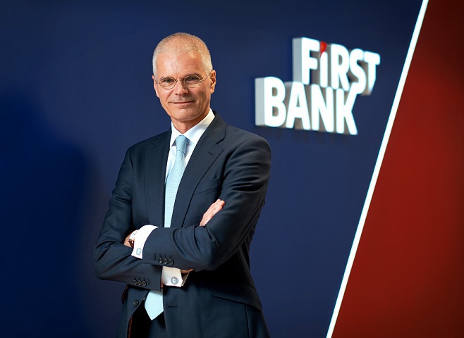 Noul CEO First Bank, olandezul Henk Paardekooper, vorbeşte despre planurile pe care le are: Mandatul meu este să conduc banca printr-un proces de transformare în urma căruia să rezulte o entitate mai puternică şi mai eficientă pentru clienţi, angajaţi, acţionari, comunităţi, societate