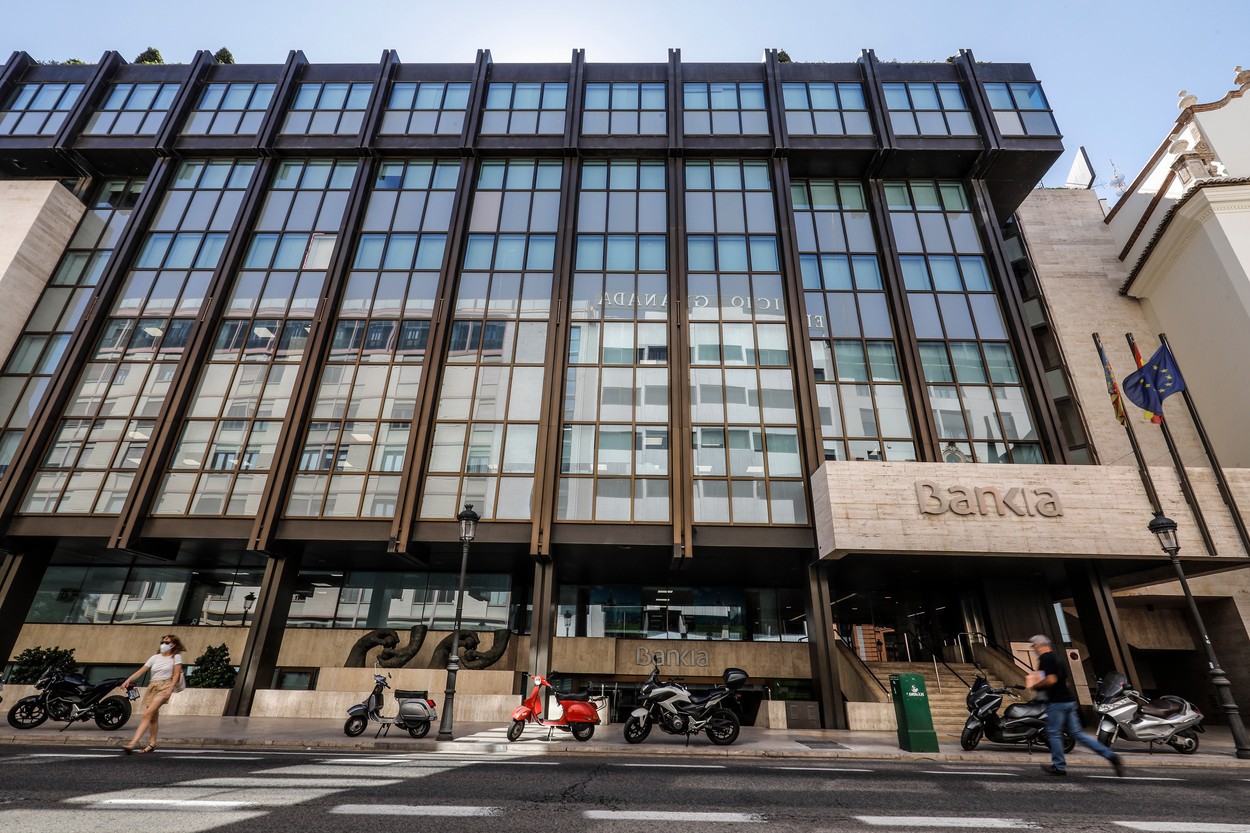 Criza naşte noi giganţi: Băncile spaniole CaixaBank şi Bankia vor să fuzioneze pentru a crea cel mai mare jucător din Spania