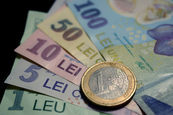 Tensiunea românilor cu credite în euro continuă să crească: cursul a depăşit în premieră nivelul de 4,86 lei/euro, ajungând la un nou maxim