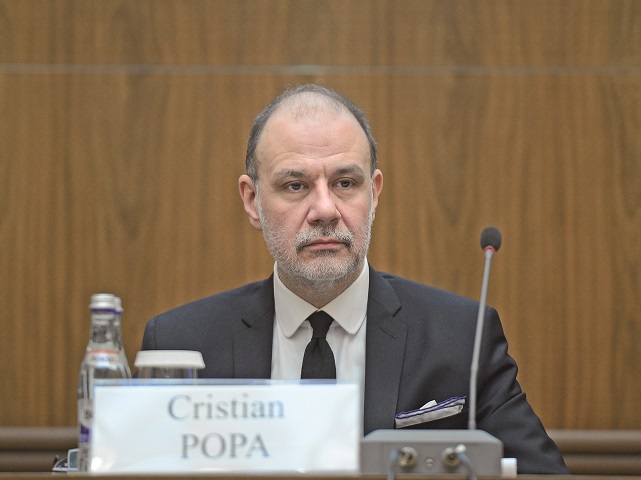 Cristian Popa, fost viceguvernator BNR, vorbeşte în premieră despre ce s-a întâmplat în criza de acum un deceniu, cum a acţionat Banca Naţională şi ce a însemnat Iniţiativa de la Viena, prin care băncile străine au fost de acord să nu-şi retragă banii din România