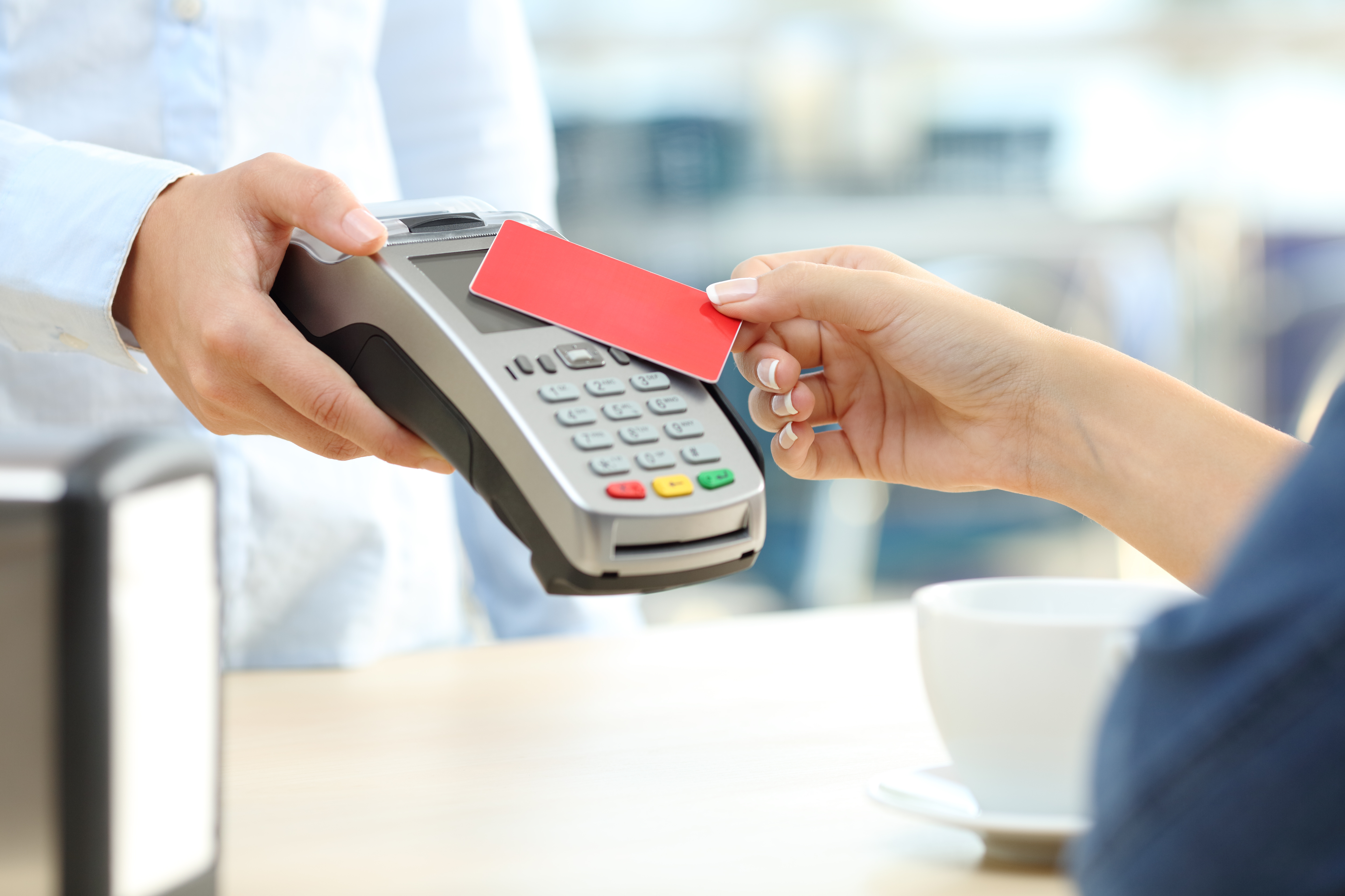 Sondaj CEC Bank: 1 din 2 români foloseşte cardul la achiziţiile online şi 4 din 10 utilizează cardul sau un cont bancar pentru plata facturilor lunare