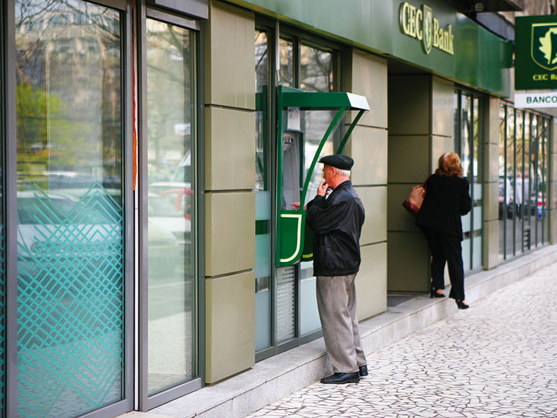 CEC Bank adoptă o soluţie prin care clienţii băncii pot retrage numerar fără card de la bancomate utilizând un cod QR