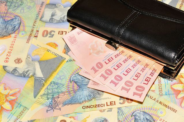 Mai mult de 74.000 de români bogaţi au depozite mari la bănci, peste plafonul garantat de 100.000 euro, cumulând echivalentul a 16 mld. euro, adică un sfert din totalul depozitelor populaţiei