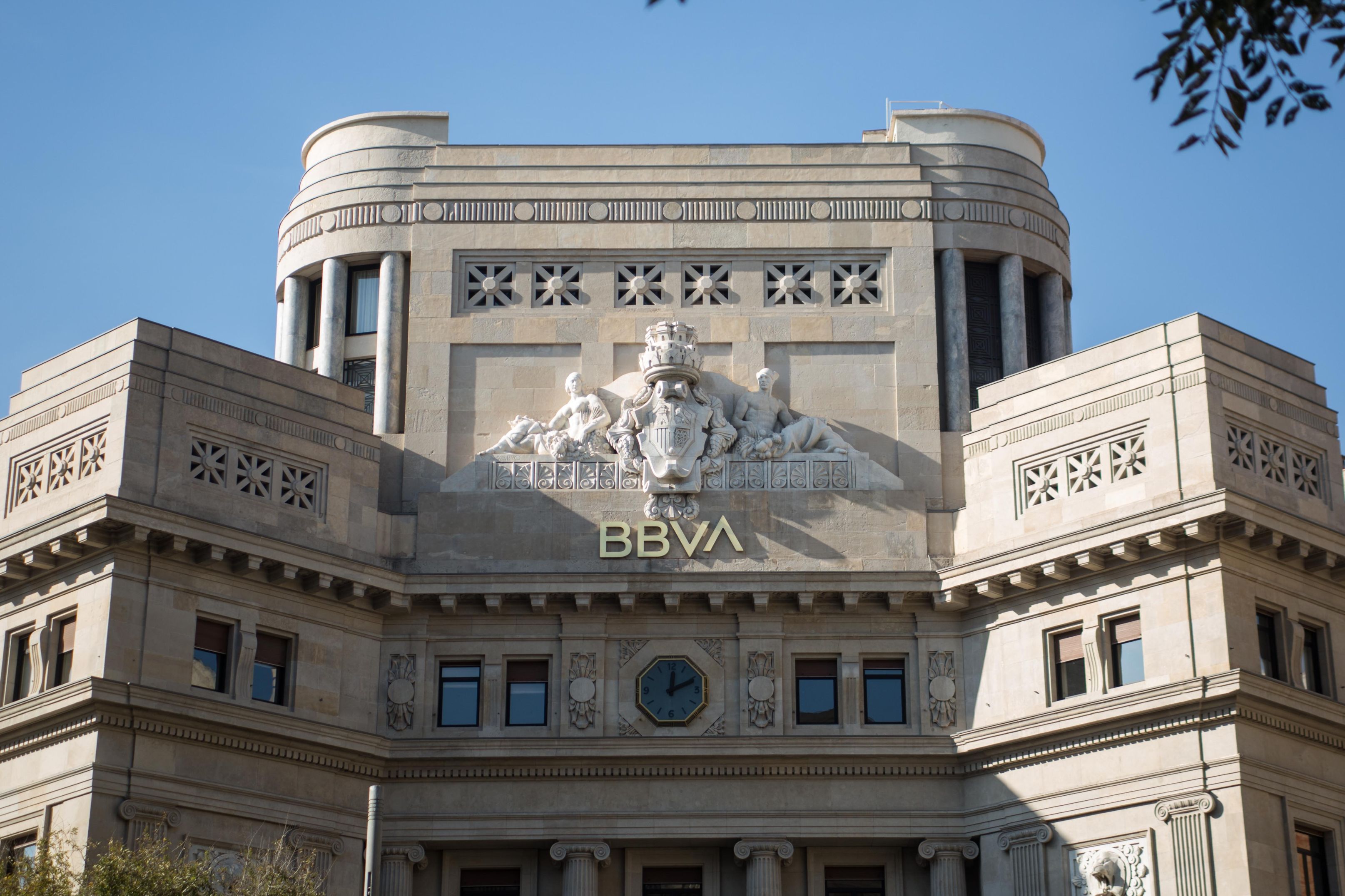 Grupul bancar spaniol BBVA vrea să cumpere rivalul Sabadell pentru a crea un gigant bancar european cu active de peste 1.000 miliarde de euro. În România, BBVA deţine Garanti BBVA Bank