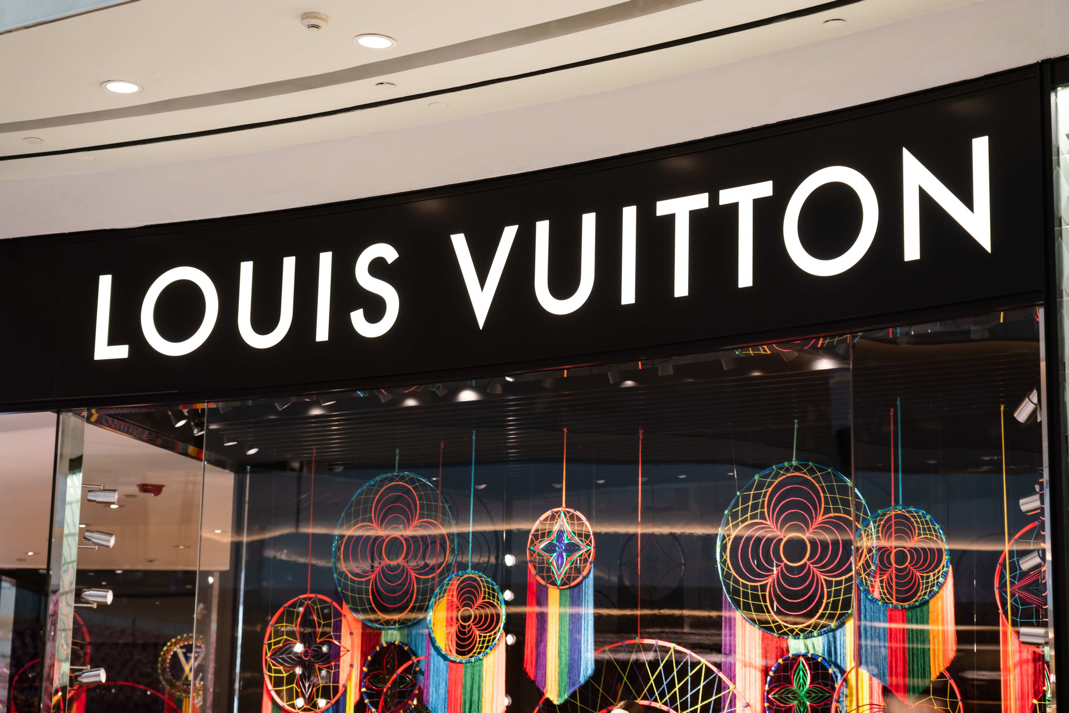 Cum au ajuns 800.000 de salariaţi români să aibă 14 mil. euro investiţi în genţile de lux ale francezilor de la Louis Vuitton