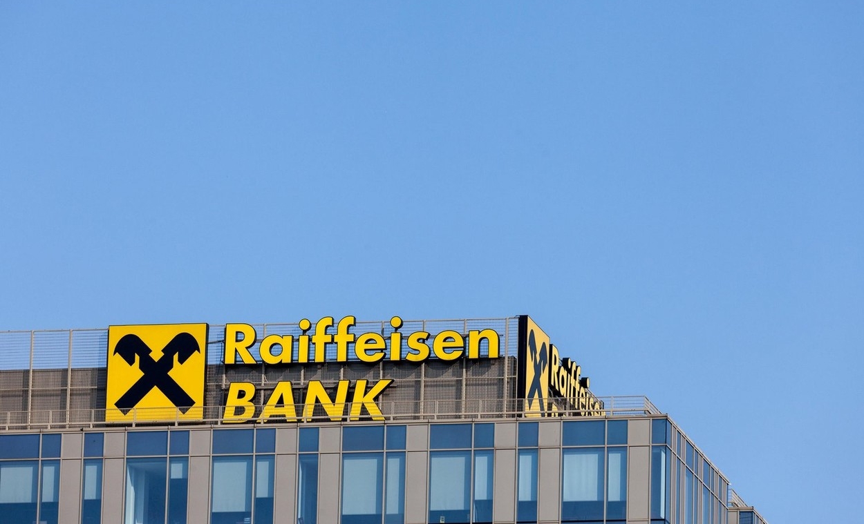 Raiffeisen ar vrea să plece din Rusia, economie care a contribuit cu o treime la profitul din 2021 al băncii. Acţiunile scad marţi cu 10%. În ultimele cinci zile Raiffeisen a pierdut 40% din valoarea de piaţă