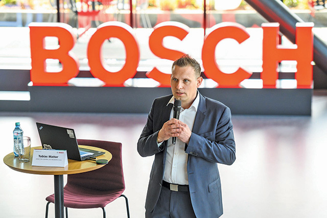 Tobias Matter, directorul Centrului R&D Bosch din Cluj: Oferim internship pentru studenţi, dar nu îi recrutăm full-time. Ei întâi trebuie să îşi termine studiile. Centrul de Inginerie Bosch are 1.700 de specialişti cu birouri în Cluj, Bucureşti şi Sibiu.