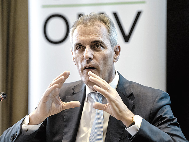 Prima ieşire publică a lui Rainer Seele, noul CEO al grupului austriac OMV care controlează Petrom: "Nu există nicio intenţie de a vinde active din România. Nu ştim ce va face Exxon cu partea sa de producţie din Marea Neagră, dar noi vrem ca partea noastră să rămână în România"