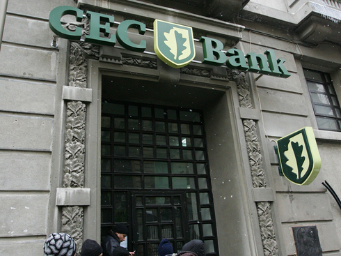 Viitorii şefi ai CEC Bank: salarii fixe cuprinse între 3.000 şi 8.000 de euro pe lună, plus bonusuri