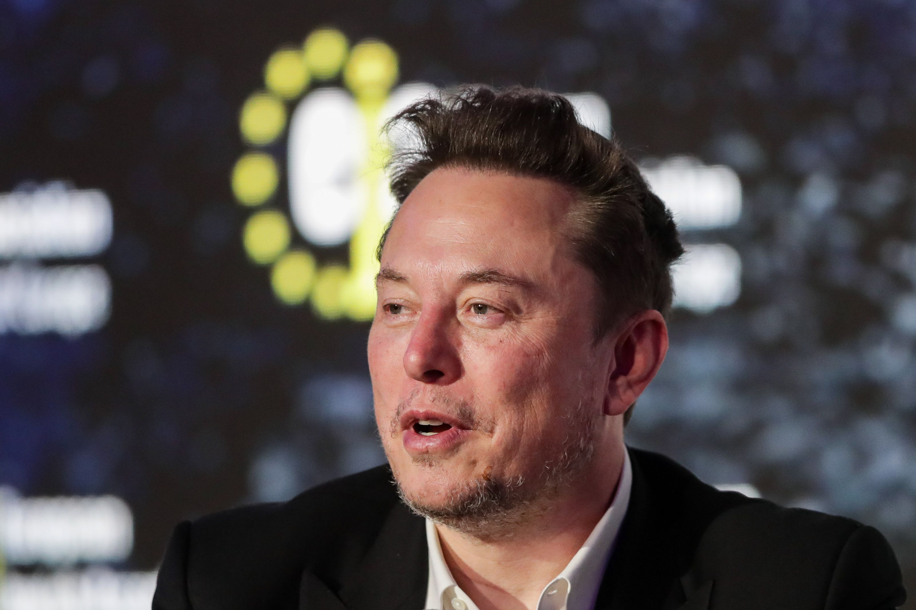 Elon Musk dă pe toată lumea afară: După ce a concediat 14.000 de angajaţi, celebrul miliardar a decis să renunţe la o divizie întreagă abia formată
