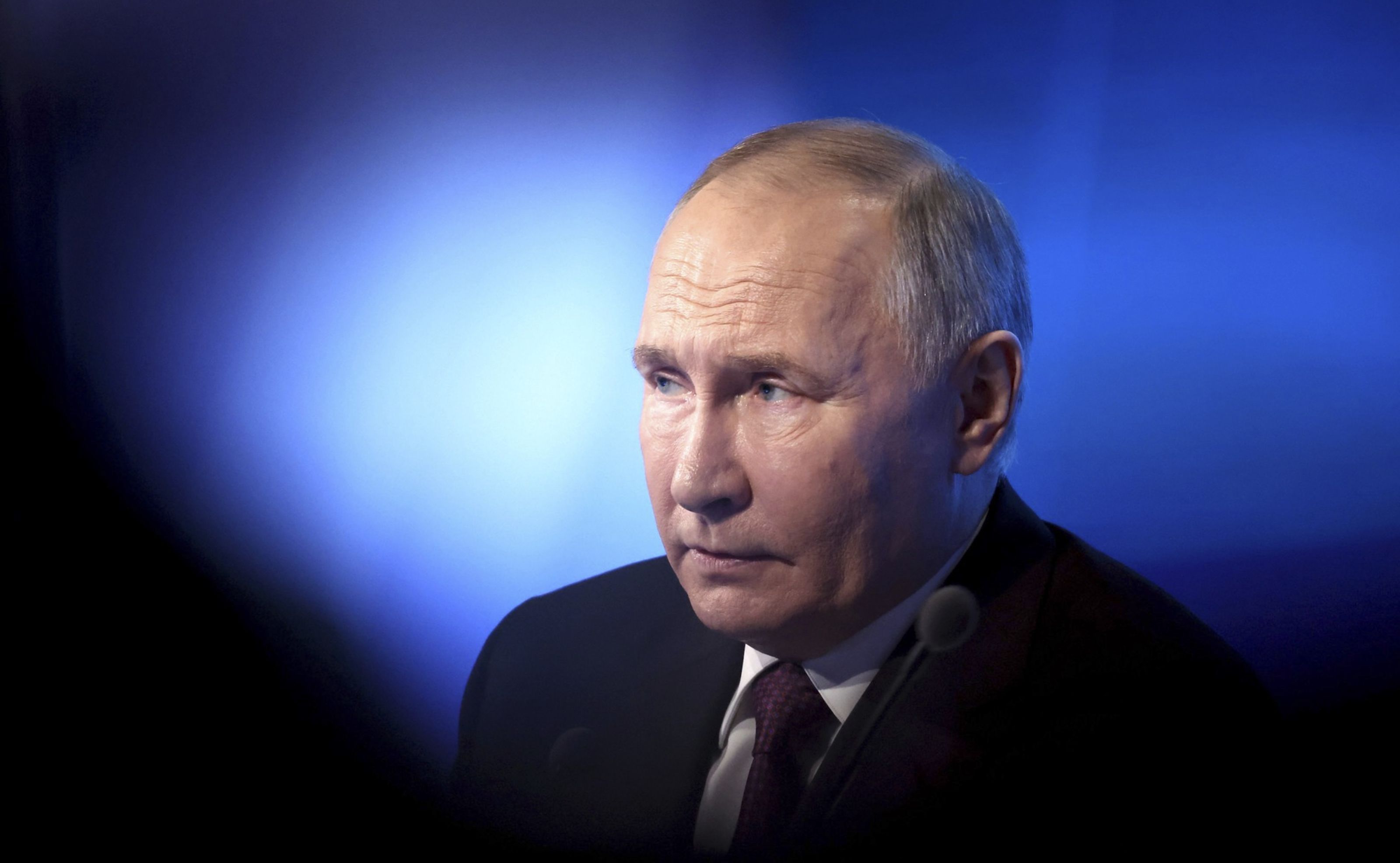 Putin s-a investit pentru un nou mandat de preşedinte al Rusiei. ”Vrem o nouă ordine mondială, în care Rusia trebuie să fie o mare putere. Suntem deschişi la dialog cu Occidentul, dar numai pe picior de egalitate şi în condiţiile puse de noi”