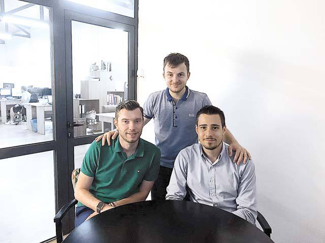 O afacere gustoasă: Trei antreprenori din Iaşi câştigă 500.000 de euro din pasiunea românilor pentru burgeri