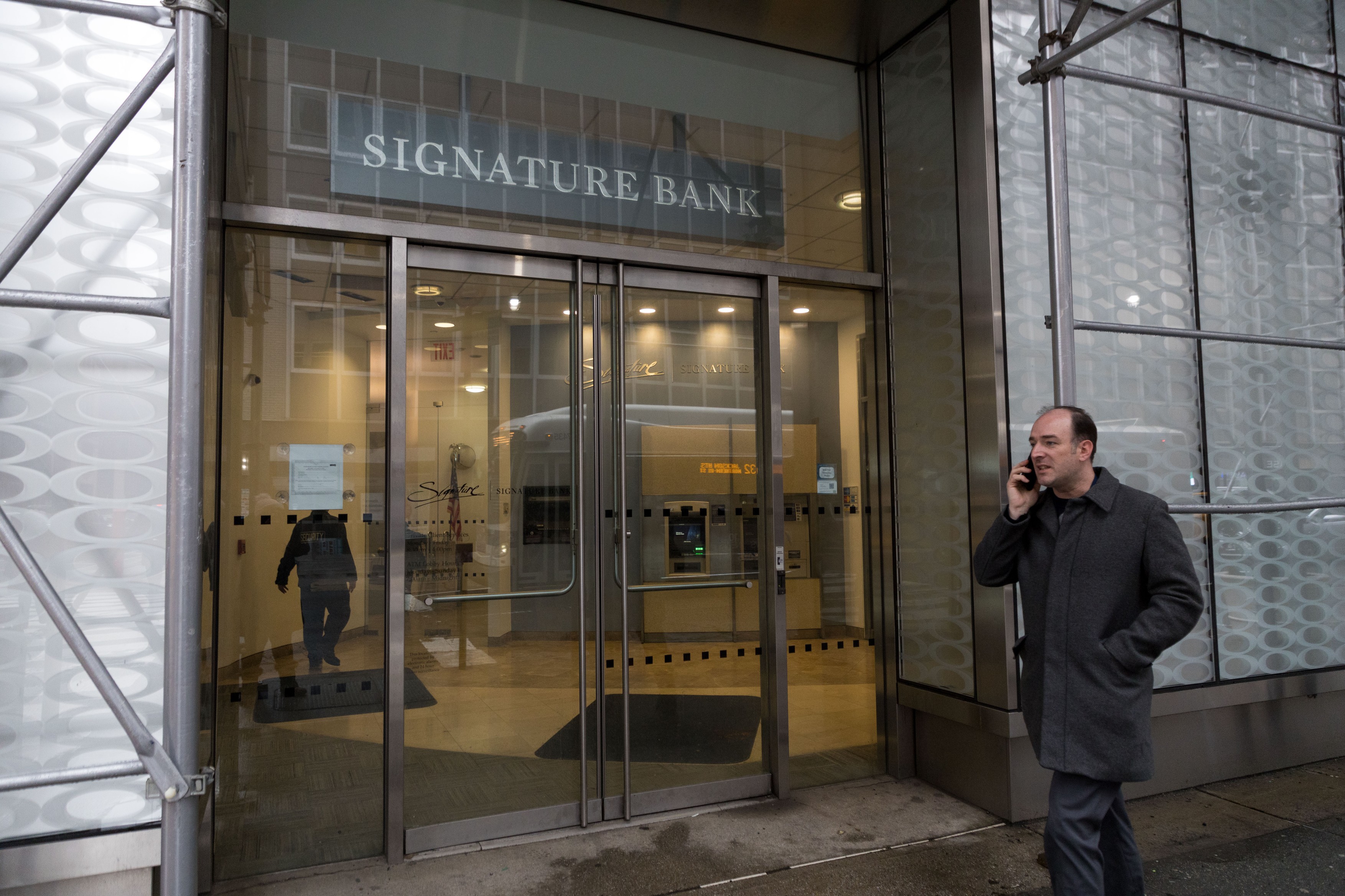 Americanii spun că oricine cumpără Signature Bank trebuie să renunţe la activităţile legate de clienţi din piaţa crypto